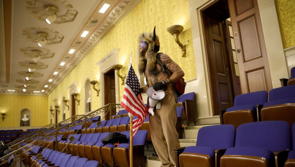 Un seguidor de Donald Trump en el edificio del Capitolio