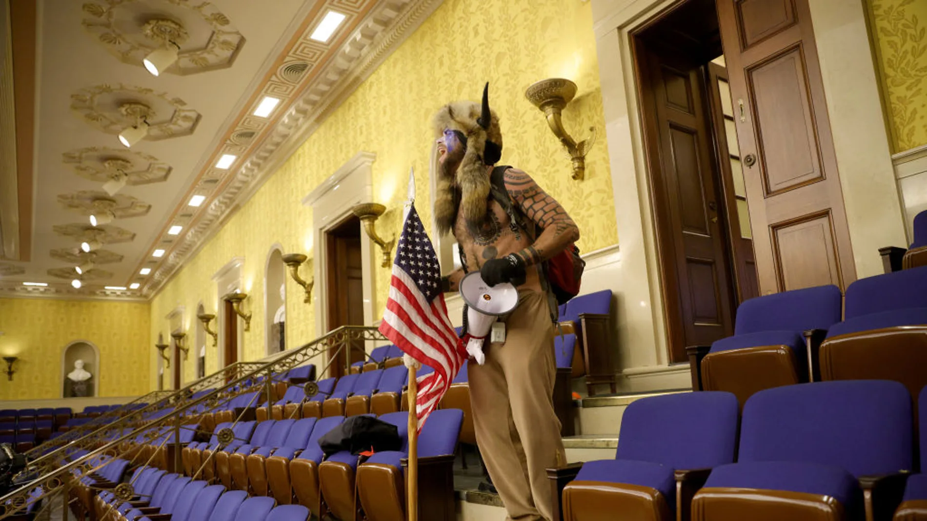 Un seguidor de Donald Trump en el edificio del Capitolio Un seguidor de Donald Trump en el edificio del Capitolio