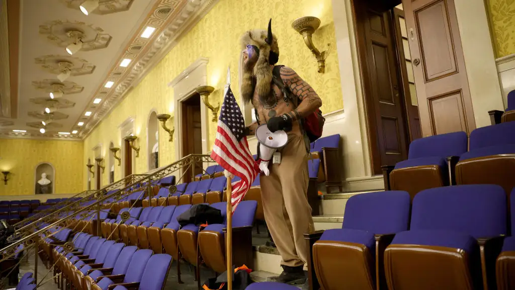 Un seguidor de Donald Trump en el edificio del Capitolio Un seguidor de Donald Trump en el edificio del Capitolio