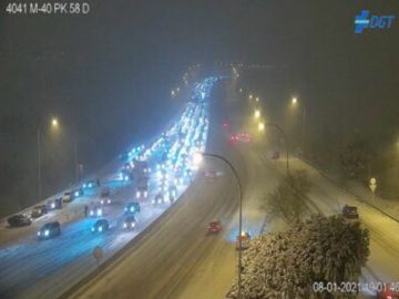  La nieve de 'Filomena' complica la circulación en Madrid con varios coches bloqueados en la M-40