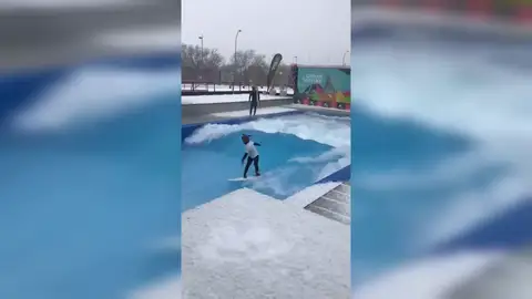 Surfear una gran ola en Madrid bajo la nieve del temporal Filomena Surfear una gran ola en Madrid bajo la nieve del temporal Filomena