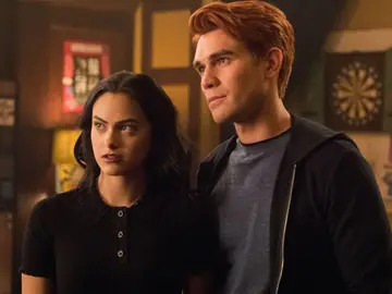 Camila Mendes y KJ Apa en 'Riverdale' como Veronica y Archie Camila Mendes y KJ Apa en 'Riverdale' como Veronica y Archie