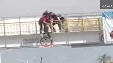 La mujer en su intento de saltar al vacío La mujer en su intento de saltar al vacío