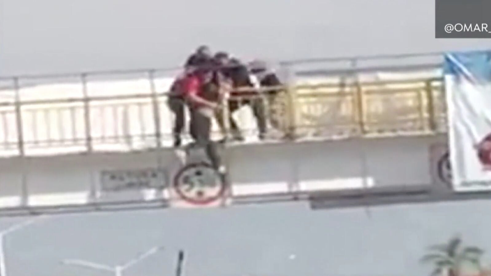 Una mujer intenta suicidarse desde un puente de México y los bomberos evitan que se lance al vacío