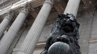 Los leones del Congreso de los Diputados con los primeros copos de nieve del d&iacute;a
