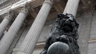 Los leones del Congreso de los Diputados con los primeros copos de nieve del día Los leones del Congreso de los Diputados con los primeros copos de nieve del día