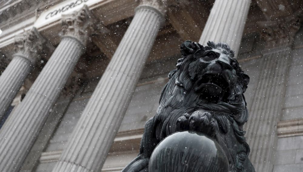 Los leones del Congreso de los Diputados con los primeros copos de nieve del día