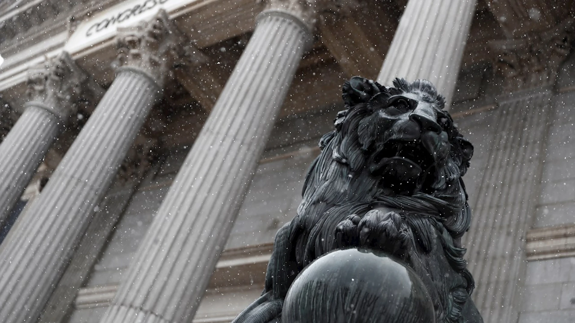 Los leones del Congreso de los Diputados con los primeros copos de nieve del día Los leones del Congreso de los Diputados con los primeros copos de nieve del día