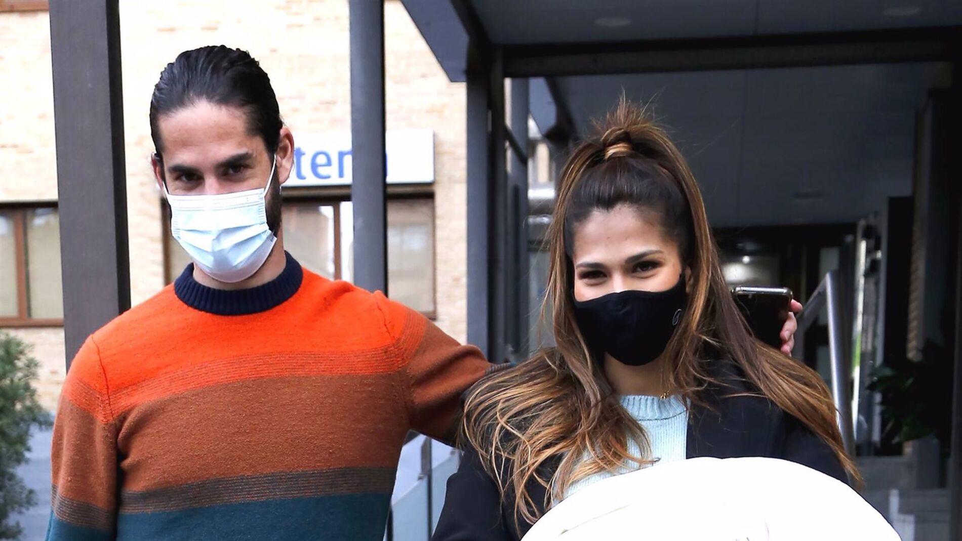 Isco Alarcón y Sara Sálamo con su hijo Piero 