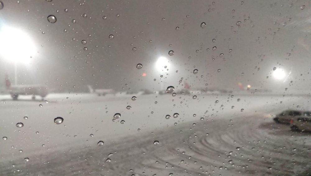 El temporal de nieve anega el aeropuerto de Barajas