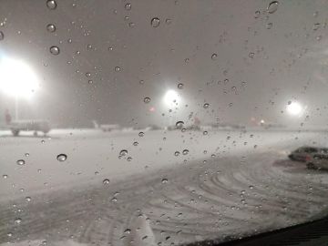 El temporal de nieve anega el aeropuerto de Barajas