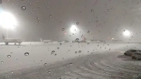 El temporal de nieve anega el aeropuerto de Barajas El temporal de nieve anega el aeropuerto de Barajas