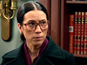 Manolita trata de aparentar normalidad ante Tito Manolita trata de aparentar normalidad ante Tito