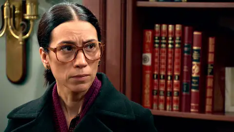 Manolita trata de aparentar normalidad ante Tito Manolita trata de aparentar normalidad ante Tito