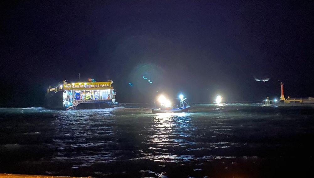 Se complica el rescate de un ferry encallado a pocos metros del puerto canario de Agaete debido al temporal de Filomena