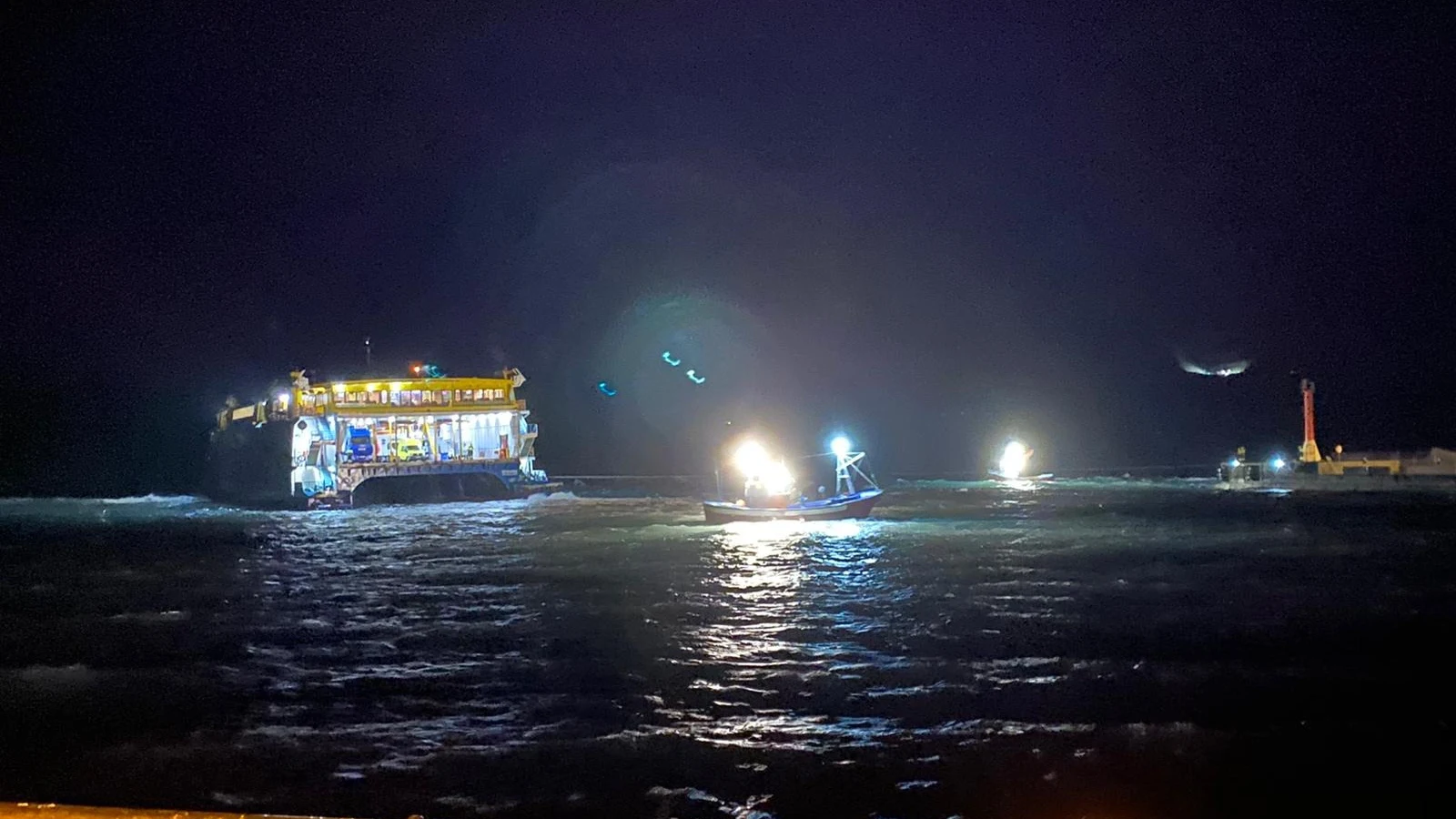 Se complica el rescate de un ferry encallado a pocos metros del puerto canario de Agaete debido al temporal de Filomena Se complica el rescate de un ferry encallado a pocos metros del puerto canario de Agaete debido al temporal de Filomena