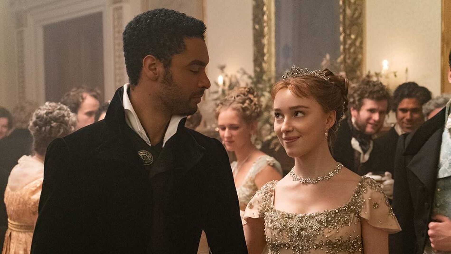 Reg&eacute;-Jean Page y Phoebe Dynevor en 'Los Bridgerton'