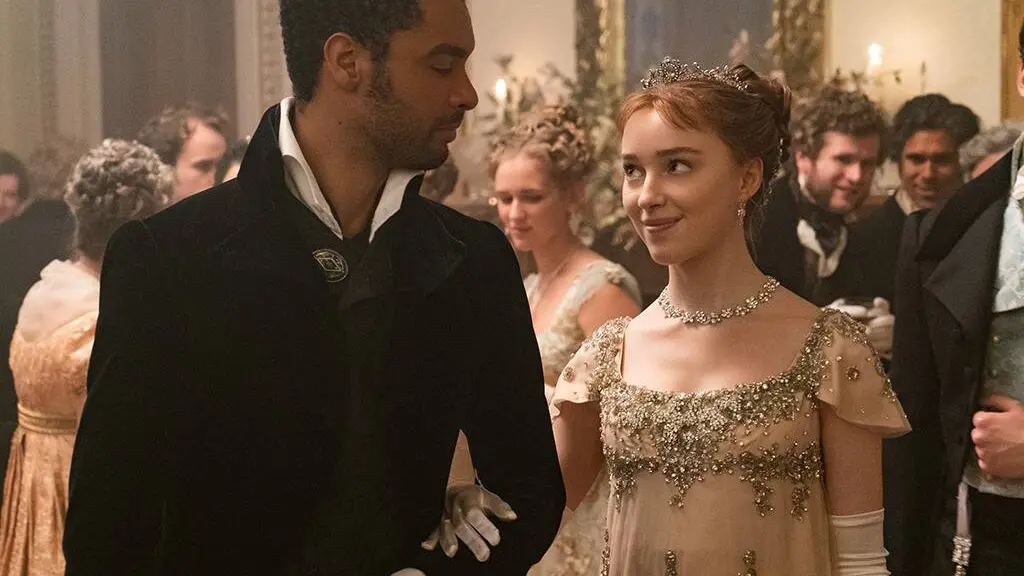 Regé-Jean Page y Phoebe Dynevor en 'Los Bridgerton'