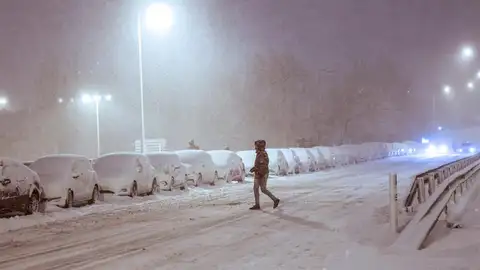 Media España bajo la nieve del temporal Filomena y Madrid recurre a la UME ante el caos Media España bajo la nieve del temporal Filomena y Madrid recurre a la UME ante el caos