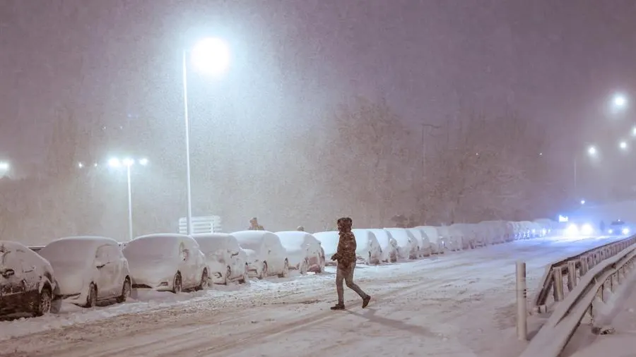Media España bajo la nieve del temporal Filomena y Madrid recurre a la UME ante el caos Media España bajo la nieve del temporal Filomena y Madrid recurre a la UME ante el caos