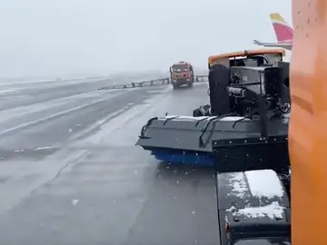 Cientos de pasajeros atrapados en Barajas por la intensa nevada Cientos de pasajeros atrapados en Barajas por la intensa nevada