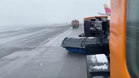 Cientos de pasajeros atrapados en Barajas por la intensa nevada Cientos de pasajeros atrapados en Barajas por la intensa nevada