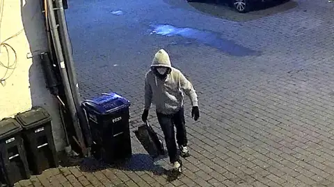 El FBI ofrece una recompensa de 50.000 dólares por el sospechoso acusado de colocar explosivos el día del asalto al Capitolio El FBI ofrece una recompensa de 50.000 dólares por el sospechoso acusado de colocar explosivos el día del asalto al Capitolio