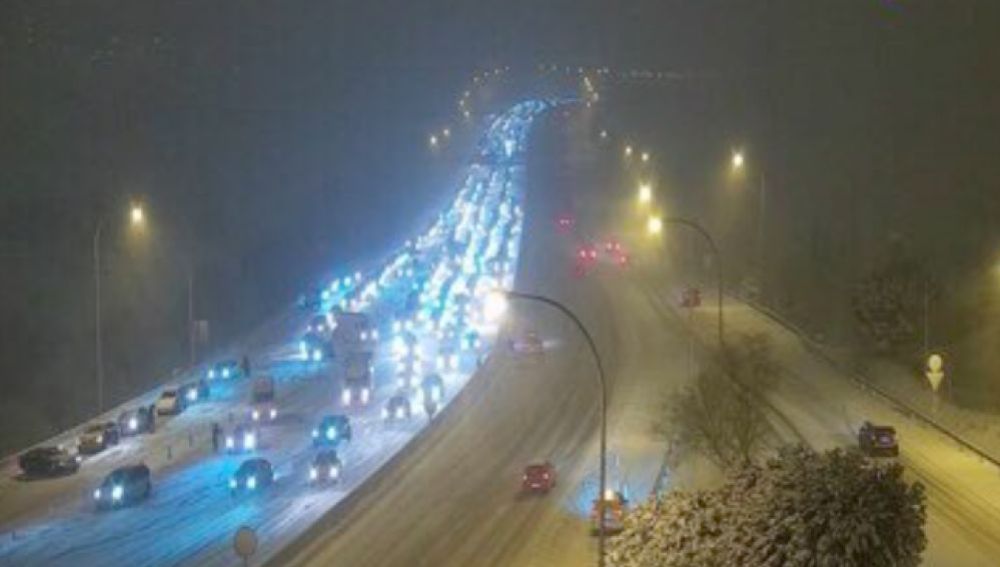 A3 Noticias 2 (08-01-21) La nieve de 'Filomena' complica la circulación en Madrid y deja cortadas la M-30 y la M-40