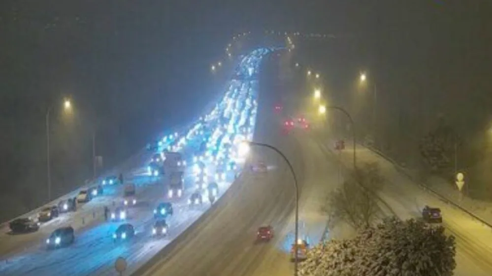 A3 Noticias 2 (08-01-21) La nieve de 'Filomena' complica la circulación en Madrid y deja cortadas la M-30 y la M-40 A3 Noticias 2 (08-01-21) La nieve de 'Filomena' complica la circulación en Madrid y deja cortadas la M-30 y la M-40