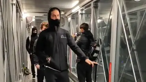 El Real Madrid, casi 2 horas atrapado en el avión sin poder despegar hacia Pamplona El Real Madrid, casi 2 horas atrapado en el avión sin poder despegar hacia Pamplona