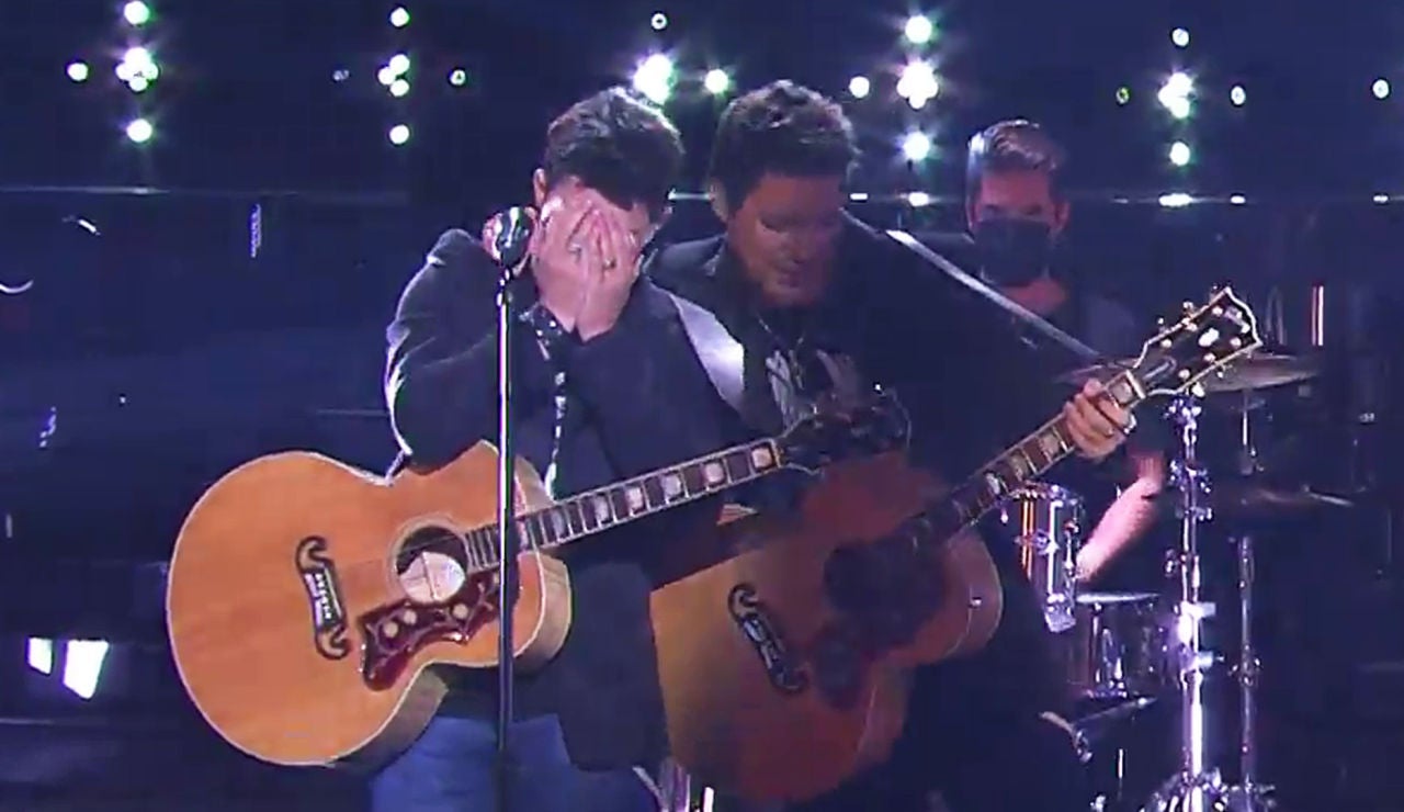 Daniel Oviedo, de Gemeliers, estalla en lágrimas tras su actuación como Alejandro Sanz en la final de 'Tu cara me suena'