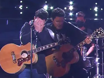 Daniel Oviedo, de Gemeliers, estalla en lágrimas tras su actuación como Alejandro Sanz en la final de 'Tu cara me suena' Daniel Oviedo, de Gemeliers, estalla en lágrimas tras su actuación como Alejandro Sanz en la final de 'Tu cara me suena'