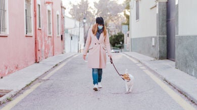 Eres positivo en Covid-19, ¿puedes sacar a pasear a tu perro?