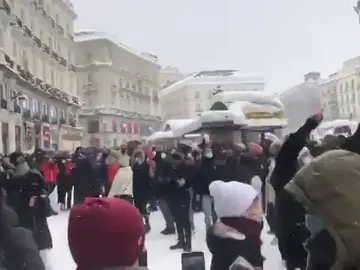 'Rave' improvisada al ritmo de 'a quién le importa' en la Puerta del Sol de Madrid en pleno temporal Filomena 'Rave' improvisada al ritmo de 'a quién le importa' en la Puerta del Sol de Madrid en pleno temporal Filomena