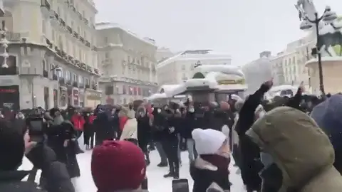'Rave' improvisada al ritmo de 'a quién le importa' en la Puerta del Sol de Madrid en pleno temporal Filomena 'Rave' improvisada al ritmo de 'a quién le importa' en la Puerta del Sol de Madrid en pleno temporal Filomena