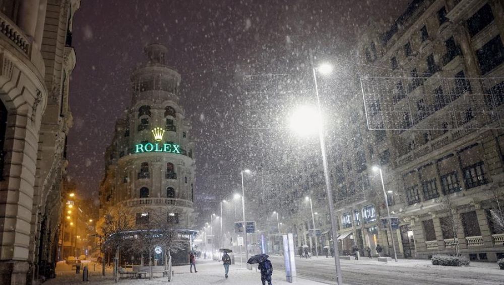 La nieve colapsa Madrid y cierra Barajas 