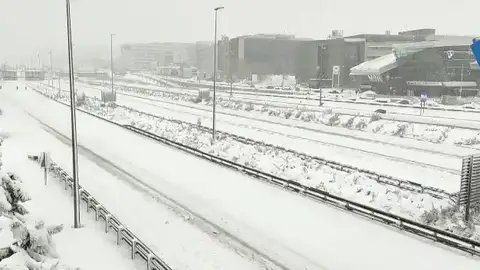 Muere un hombre sepultado por la nieve en Zarzalejo, Madrid Muere un hombre sepultado por la nieve en Zarzalejo, Madrid