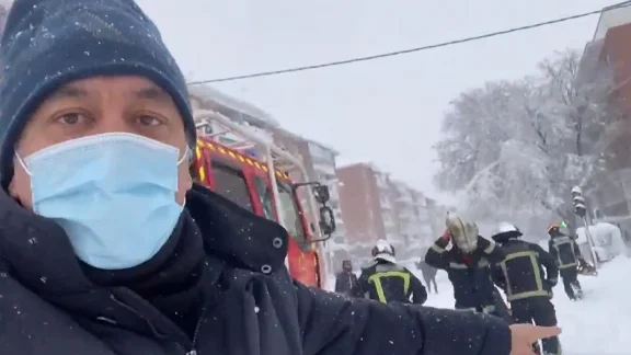 Roberto Brasero acompa&ntilde;a a los Bomberos en las intervenciones por el temporal Filomena en Madrid
