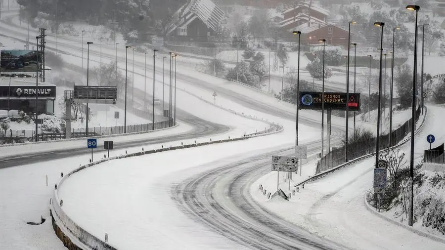 El temporal Filomena mantiene a 10 provincias en alerta roja y colapsa Madrid con 60 centímetros de nieve El temporal Filomena mantiene a 10 provincias en alerta roja y colapsa Madrid con 60 centímetros de nieve