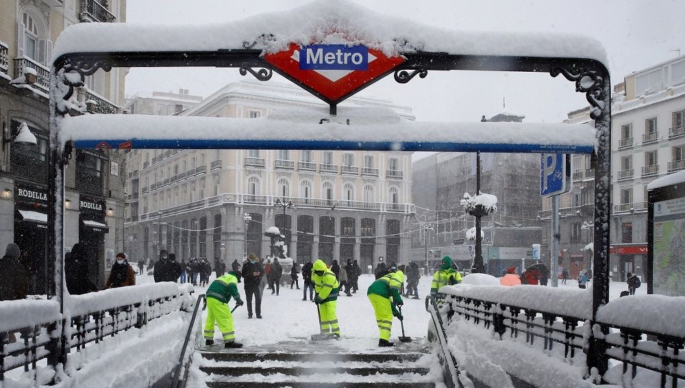 Operarios trabajan para retirar nieve y mejorar la circulación en la Puerta del Sol en Madrid