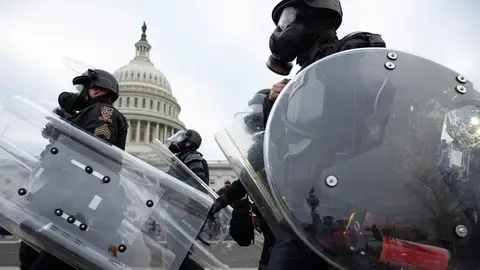 Agentes de la Policía de EEUU en el día del asalto al Capitolio Agentes de la Policía de EEUU en el día del asalto al Capitolio