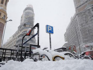 La Gran Vía de Madrid cubierta por la nieve