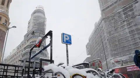 La Gran Vía de Madrid cubierta por la nieve La Gran Vía de Madrid cubierta por la nieve