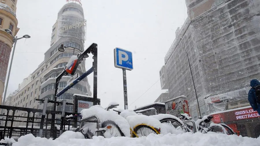 La Gran Vía de Madrid cubierta por la nieve La Gran Vía de Madrid cubierta por la nieve