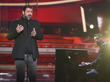 Antonio Orozco emociona con ‘Entre Sobras y Sobras Me Faltas’ en la Gran Final de ‘Tu cara me suena’ Antonio Orozco emociona con ‘Entre Sobras y Sobras Me Faltas’ en la Gran Final de ‘Tu cara me suena’