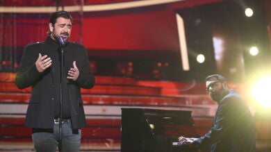Antonio Orozco emociona con ‘Entre Sobras y Sobras Me Faltas’ en la Gran Final de ‘Tu cara me suena’