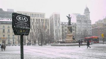 Vista de la Plaza de España de Zaragoza cubierta de nieve