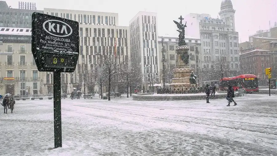 Vista de la Plaza de Espa&ntilde;a de Zaragoza cubierta de nieve