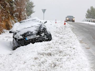 Imagen de un coche atascado en la nieve