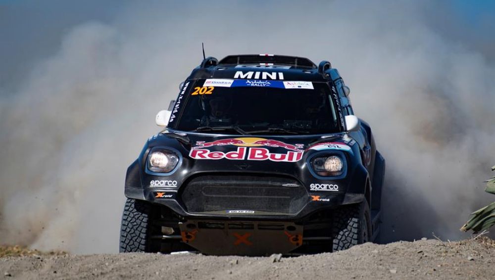 Al Rajhi gana a Peterhansel por 48 segundos y Carlos Sainz resiste en el Rally Dakar